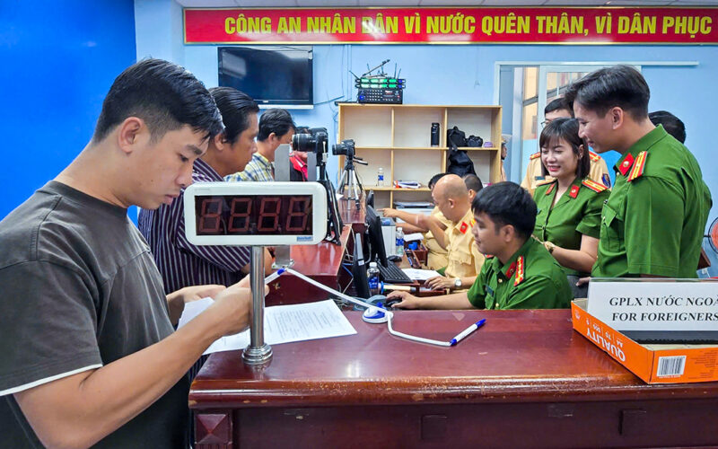 tu ngay 17 3 se to chuc tiep nhan ho so doi cap lai giay phep lai xe tai 22 diem phuong xa thi tran tren dia ban TP.HCM