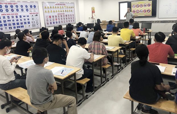 Học viên học lý thuyết
