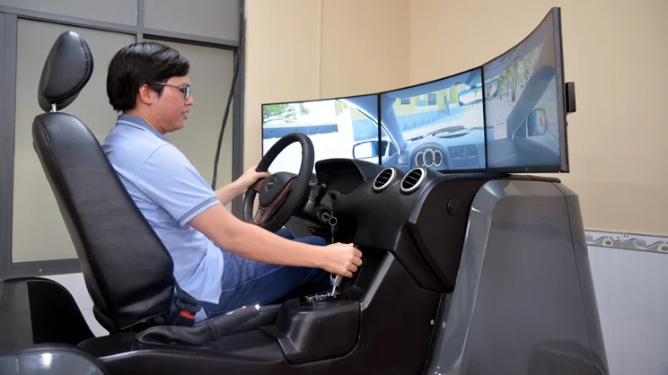 Học viên học lái mô phỏng