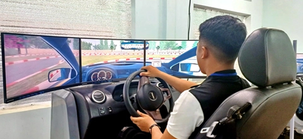 Học viên học lái mô phỏng